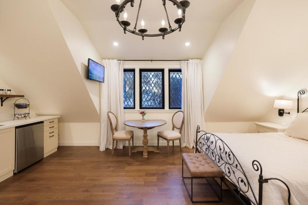 New Tudor Cottage one block from Chico State and downtown with private garage